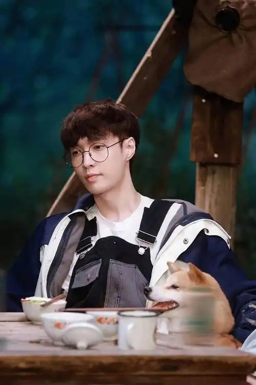 2021年5月20日讯,近日,张艺兴录制综艺《向往的生活5》的一组花絮照释