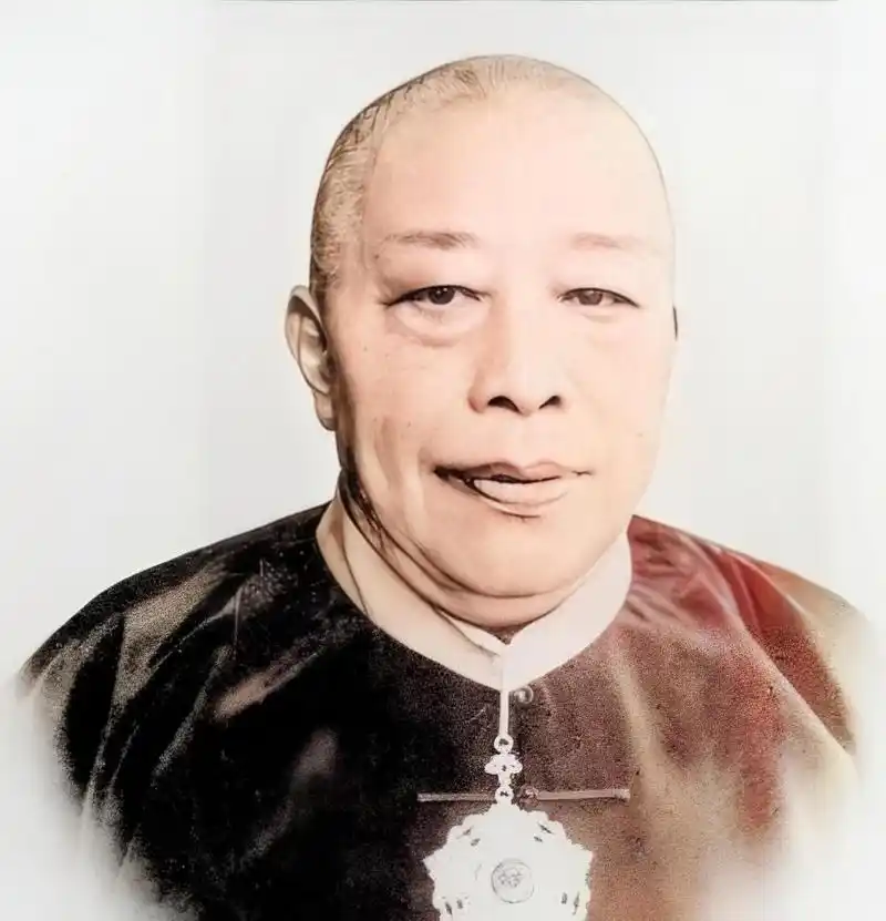 1951年,黄金荣正在街头扫地,这张照片在多家报纸上发表,迅速传遍全国