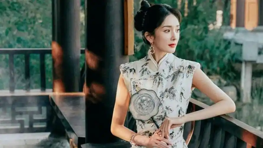 微博之夜杨幂蓝色旗袍秀出纤细腰身 新中式穿搭尽显风情_腾讯新闻