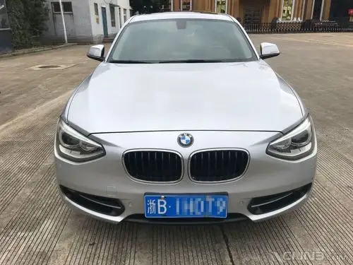 一张身份证就可以了