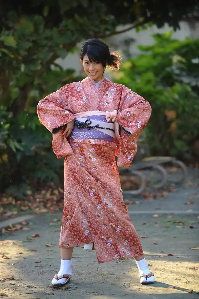 走在日本街头上的女人青春又有魅力