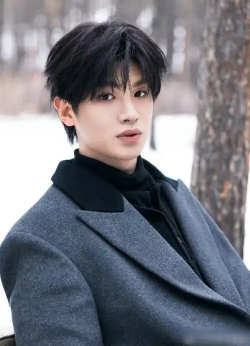 黄明昊这个颜值咋忽高忽低的,不说话真的很帅