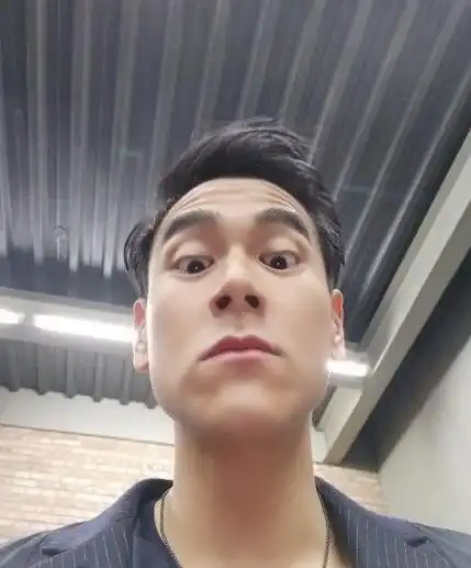 毫无偶像包袱彭于晏搞怪自拍挤出了抬头纹和双下巴