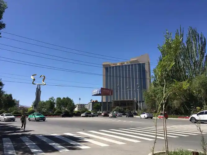 青海格尔木市区绿树成荫堪称高原绿城