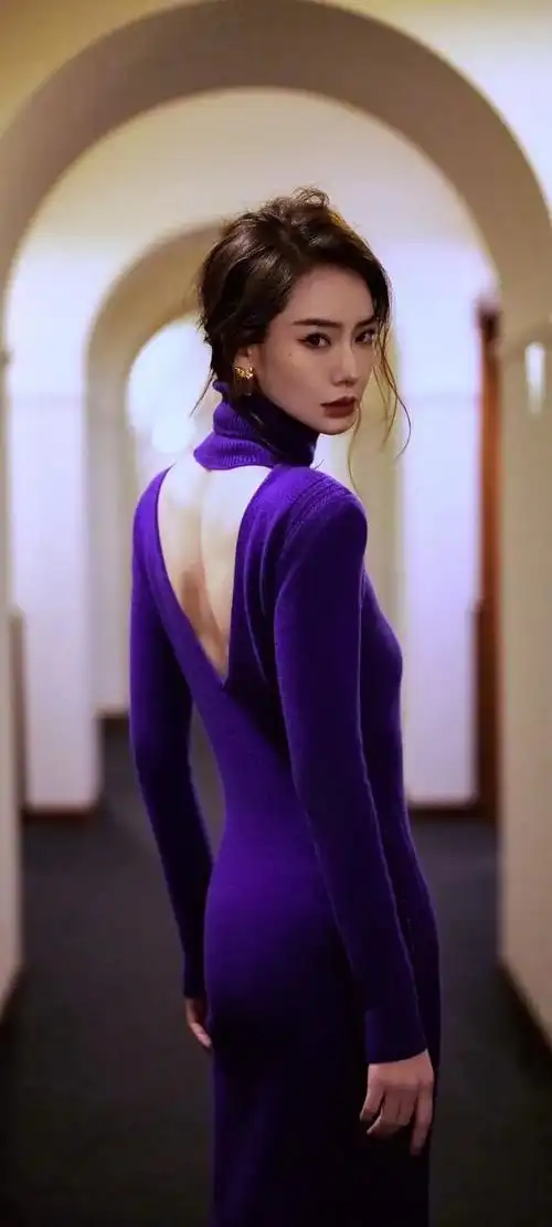 作为一位备受瞩目的美女,戚薇的壁纸照片成为了许多粉丝手机和电脑的