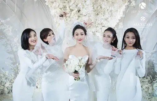 蔡康永还担任了本场婚礼的主持人,婚礼现场也是real好看! 会长结