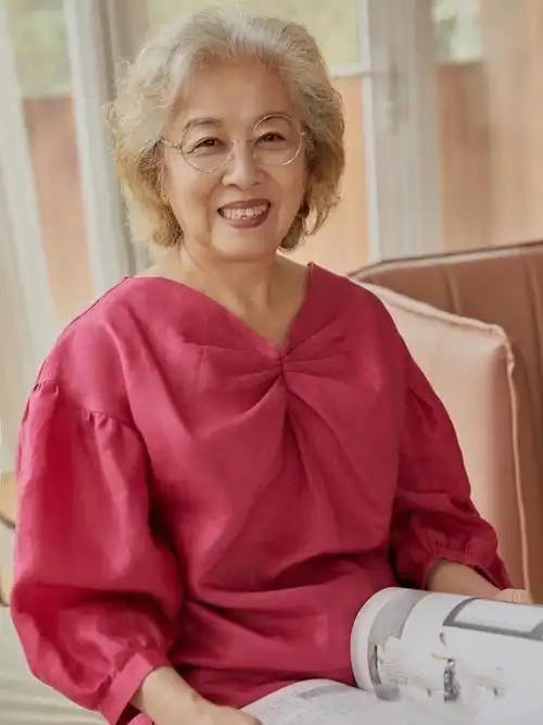 60岁女人有白发别着急染,试试这些白发造型,你才知道有多高级