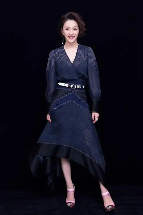 李小冉终于不低调一袭v领蓬蓬裙slay全场美