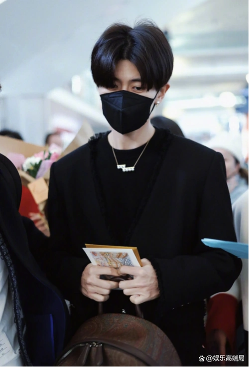 尽管娱乐圈内不乏已婚男星,但像任嘉伦这样依旧俘获大批少女心的实属