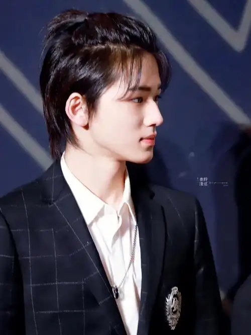 宋亚轩露额头的轩