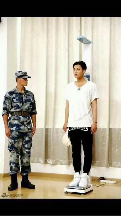 黄子韬穿鞋测量的身高180.5,现场的实锤照片来了