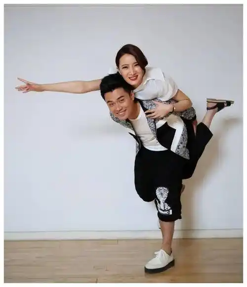 原创陈赫晒女儿背影照妻子张子萱神秘登场网友猜测心情复杂