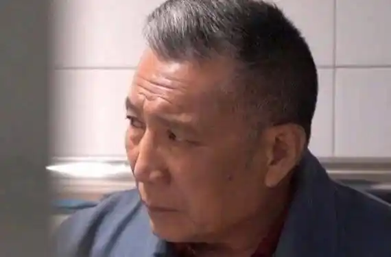 贾玲父亲被曝已经再婚,由贾玲姐妹撮合,得到网友一致支