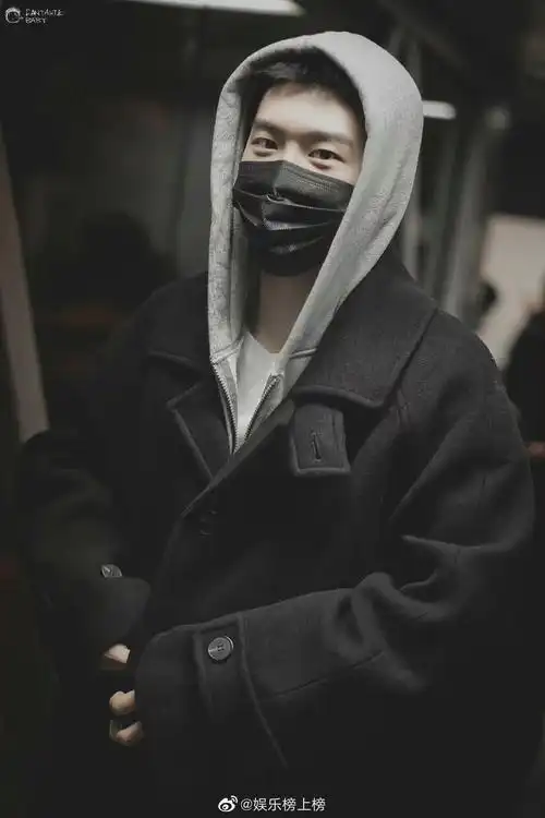 范丞丞机场穿搭2.0 口罩也挡不住的颜