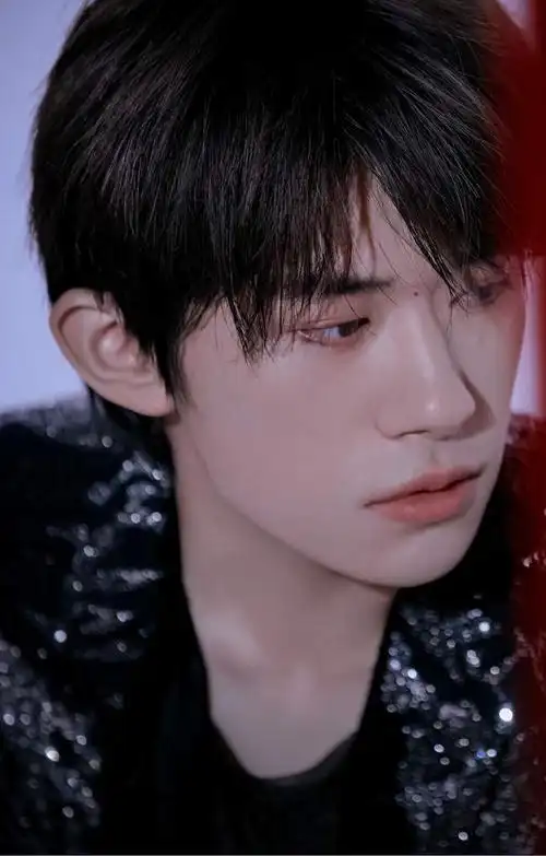 易烊千玺壁纸,易烊千玺壁纸高清近期(快抱图~有你梨涡浅笑)