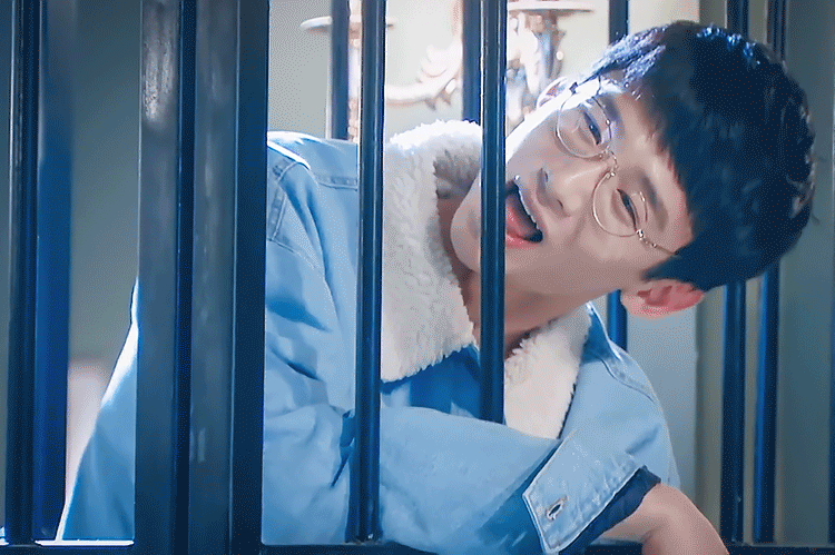 吃道具狂魔白敬亭化身小白兔急了就咬笼子