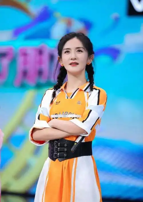 生完孩子后,谢娜就几乎只出现在每周六晚的《快乐大本营》中,甚至还