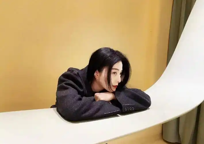 范冰冰晒温柔生活照 红唇配西装慵懒感满分