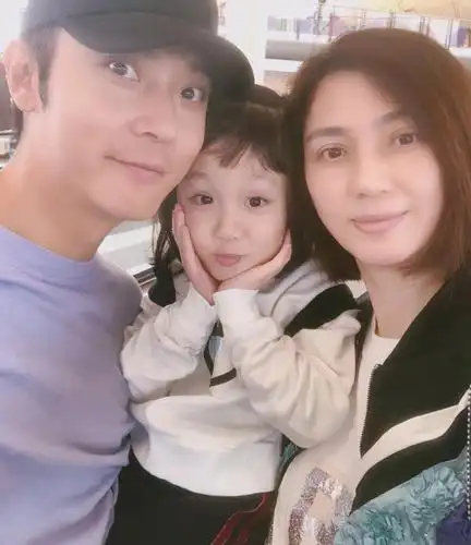 有种"遗传"叫洪欣女儿,6岁容貌不输妈妈,网友:青出于蓝