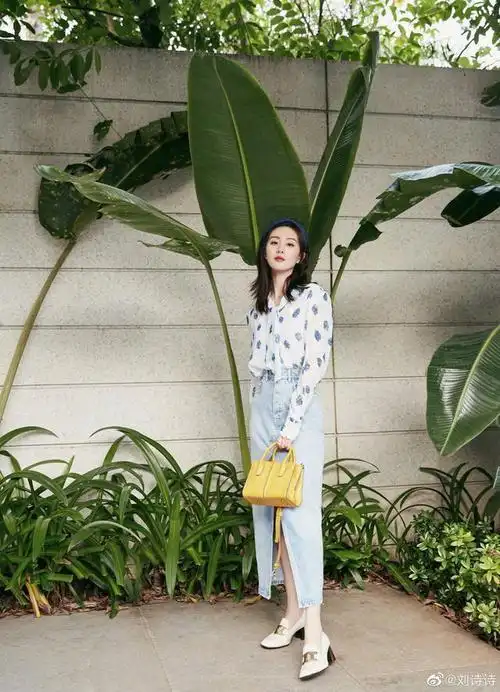 33岁刘诗诗轻熟优雅透明雨伞造型雨中拍照气质温柔迷人