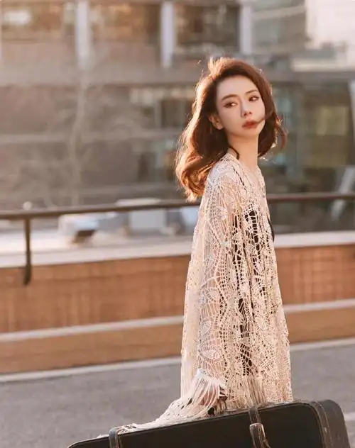 戚薇最新春日写真展现悠然格调