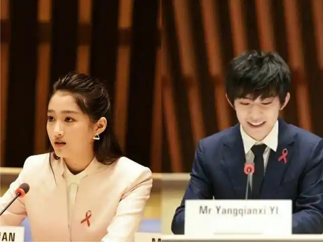 关晓彤后台采访,听到易烊千玺名字一秒变脸,这表情原创