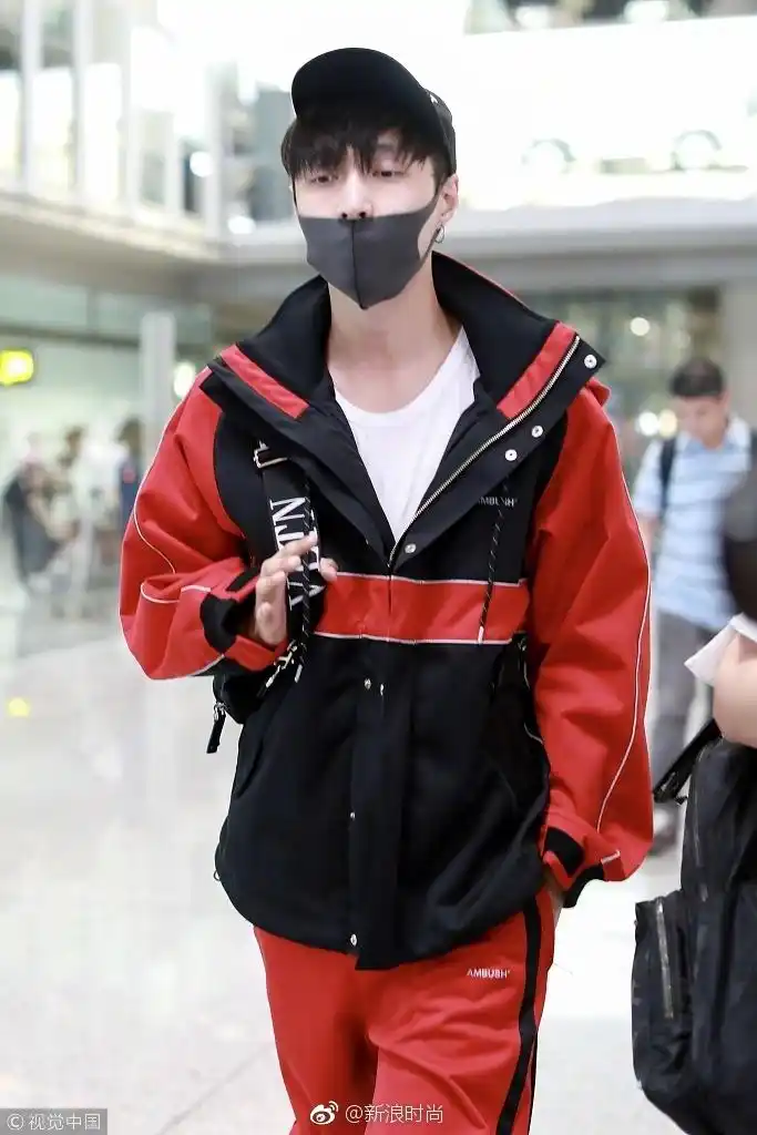 [张艺兴][分享]180704 拼色工装酷帅有型 感受一下张艺兴的机场时尚