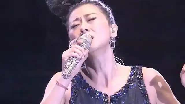 叶倩文55岁演唱会,虽然声线不及巅峰,但是身材依然完美!