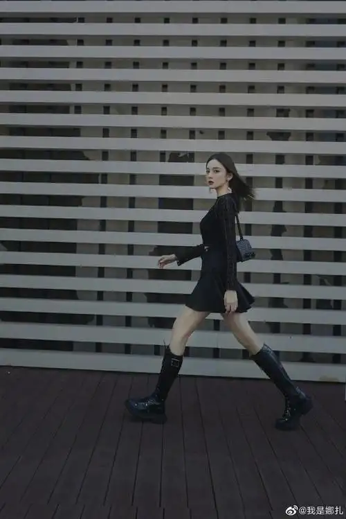 古力娜扎黑衣黑裙加长靴街拍写真图片