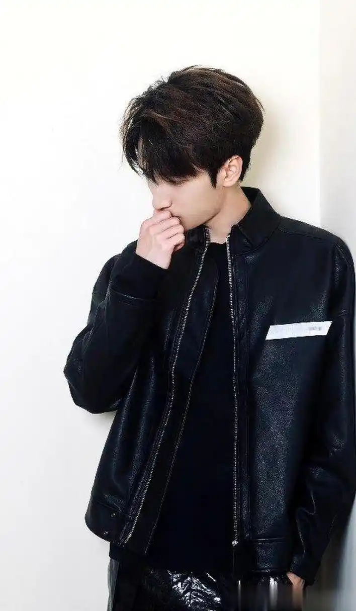 严浩翔夏天穿皮衣皮裤  严浩翔反季节穿搭  严浩翔过的不是夏天 是春