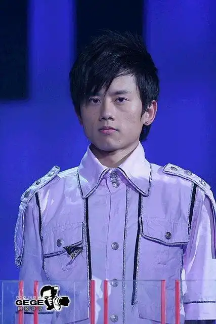 为什么一只蝴蝶在张杰胸前?