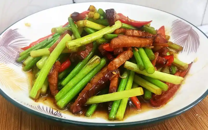 蒜苔怎么炒着好吃,当然是和腊肉了,腊味十足蒜苔香辣入味