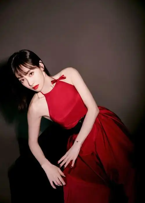 红裙女神宋茜,高冷魅力惊艳全场!