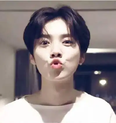 2017最新流行男生爱心刘海发型图片