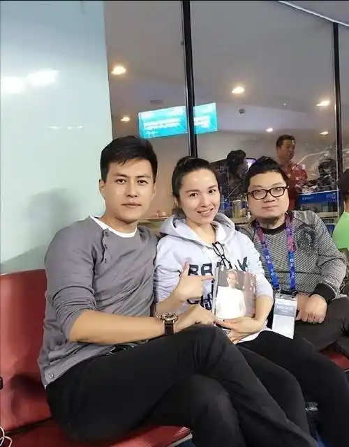 原创靳东的二婚老婆居然是熟悉的她穿一身黑气质绝佳靳东娶到宝了