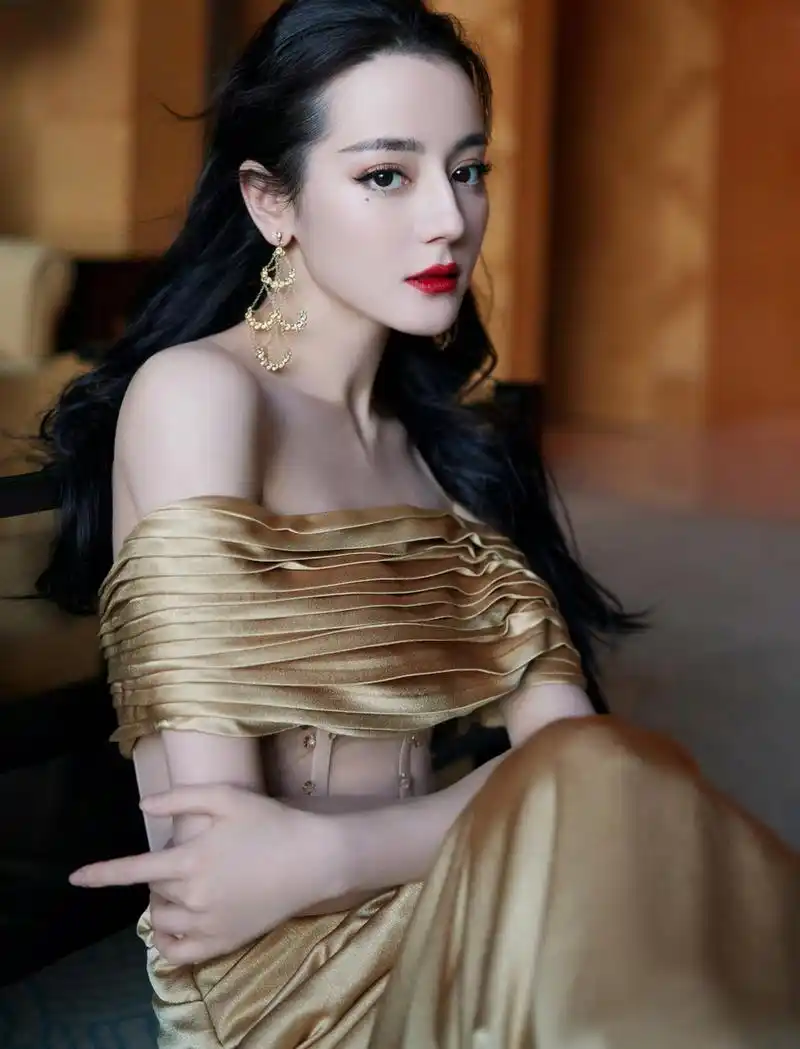 迪丽热巴以仙女造型登