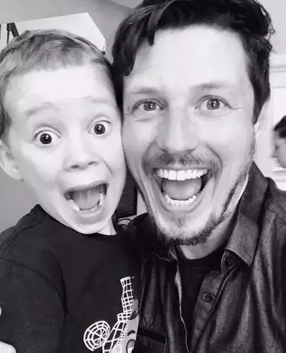 表情包效果的男孩各种假笑表达得出神入化连双眼皮和鼻孔都是戏今天也