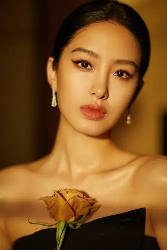 杨采钰亮相时尚活动 "夜天鹅"礼服将优雅复古进行到底