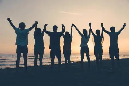 一群人与凸起武器看日落照片