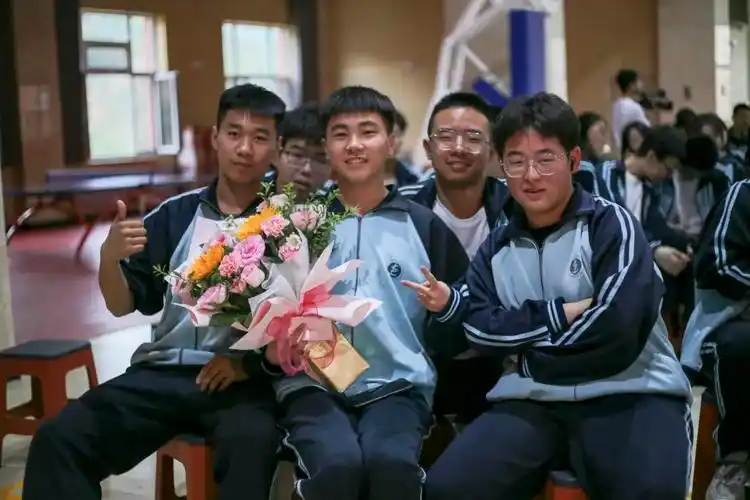 青春有梦 勇敢前行——石楼中学举办毕业典礼暨出征仪式