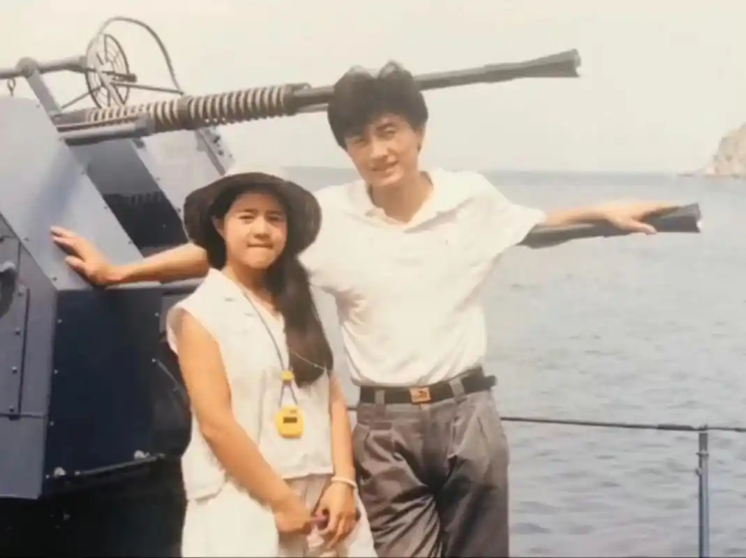 看金龟子年轻时的样子,她更适合留长发吧.