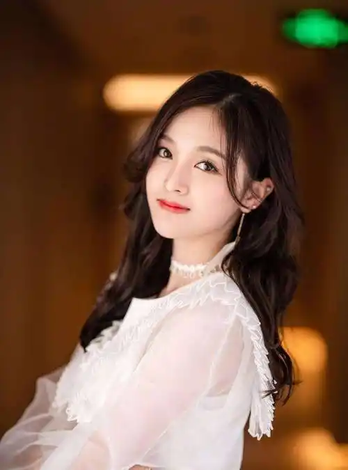 吴宣仪一段时间只做一件事,在经纪人说顶流也同时接多个活动后,艺人