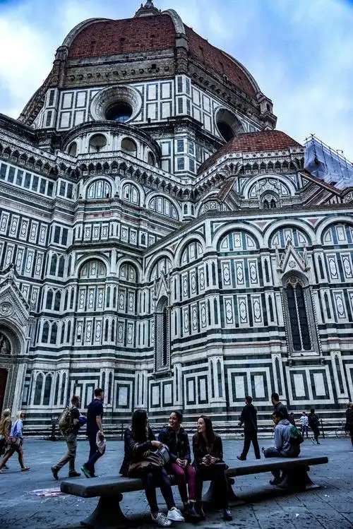 虽然我也算是见识了欧洲不少著名的教堂,从狭窄的巷子走到主教堂广场