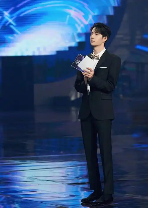 王一博黑色西装绅士范写真图片