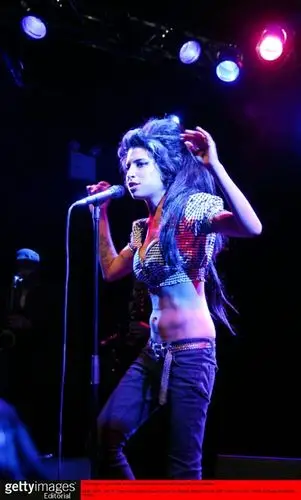 女歌手amy献唱秀蛮腰酥胸撩逗人心