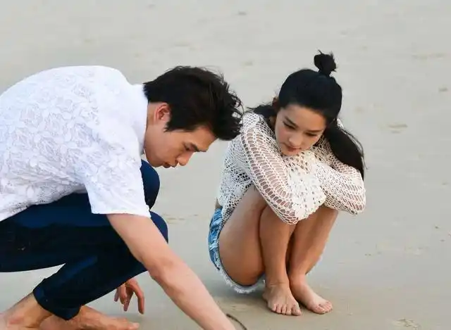 李沁曾与魏大勋恋爱,多次在镜头前接吻,杨幂看到不会生气吗?