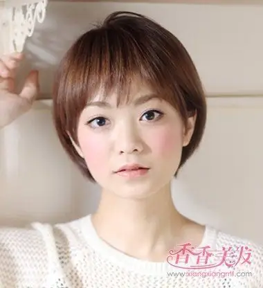 方脸女孩斜刘海短碎发发型