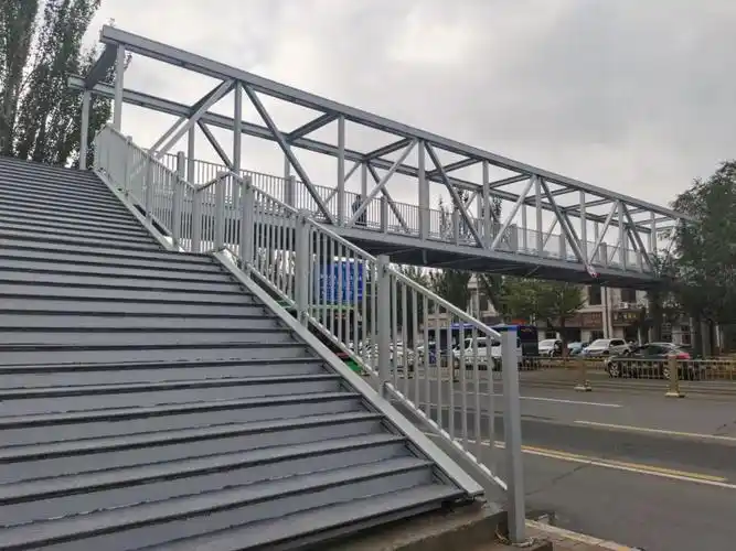 呼伦贝尔北路蒙古族学校人行天桥投入使用