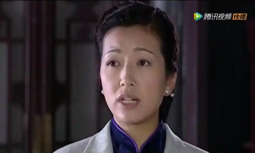 《京华烟云》里姚木兰是一个典型的大家闺秀模样,出身好但从不傲气