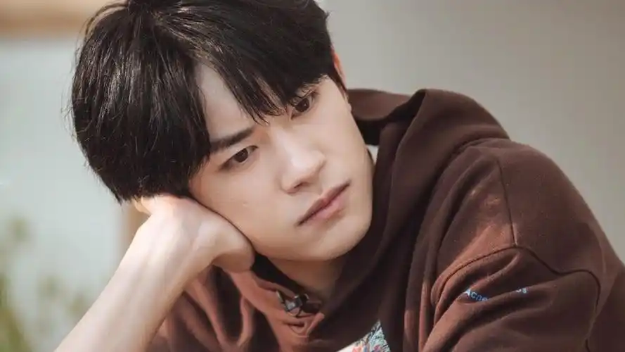 小清新少年易烊千玺时尚休闲迷人写真,大陆明星-回车桌面